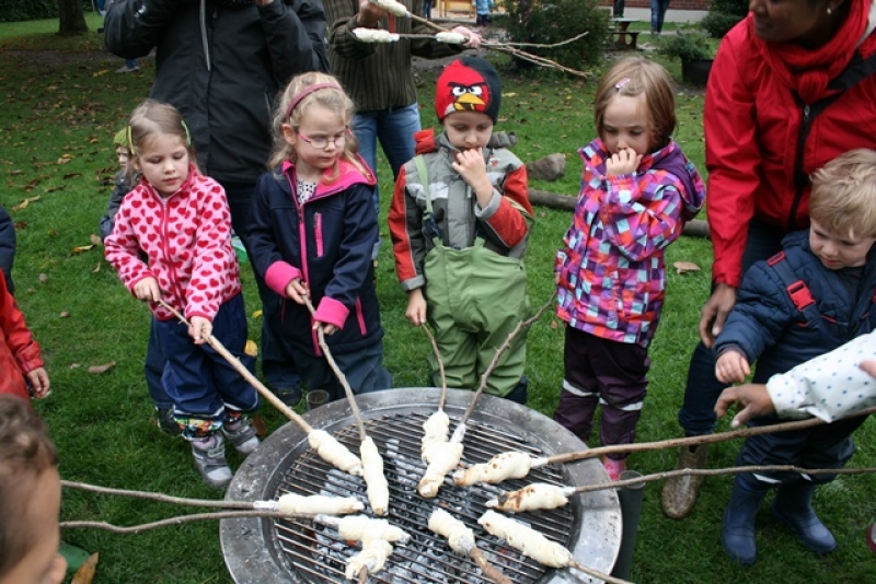 Welternährungstag - Stockbrot zubereiten im Garten der Villa
